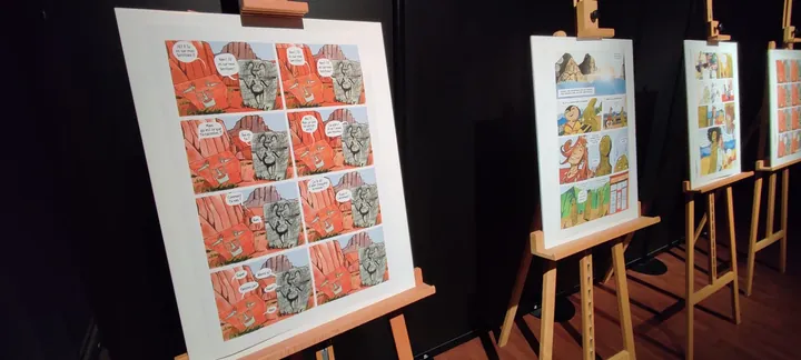Les planches de la bande dessinée collective Sorcier & Friends, exposées sur des chevalets.